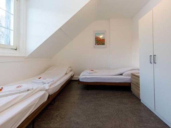 Zentrum Haus Davos : photo 3 de la chambre chambre triple avec salle de bains commune