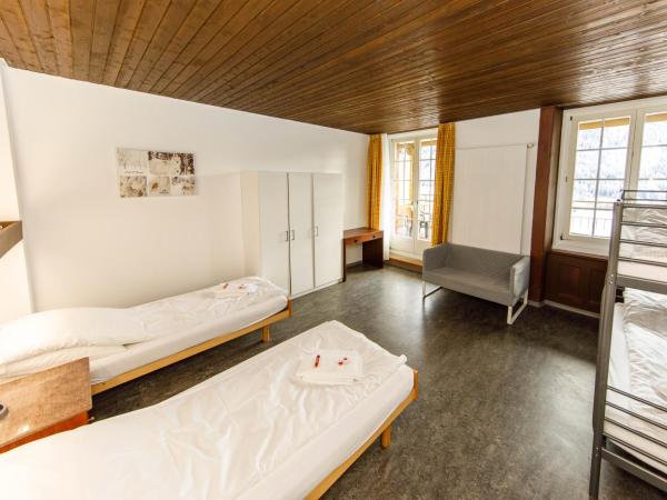 Zentrum Haus Davos : photo 7 de la chambre chambre quadruple avec salle de bains privative