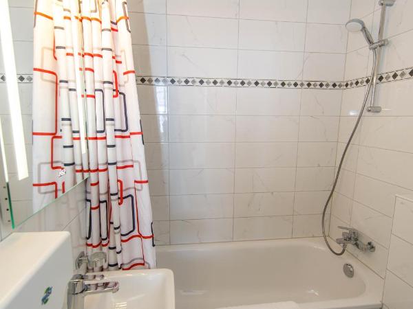 Zentrum Haus Davos : photo 10 de la chambre chambre familiale avec salle de bains