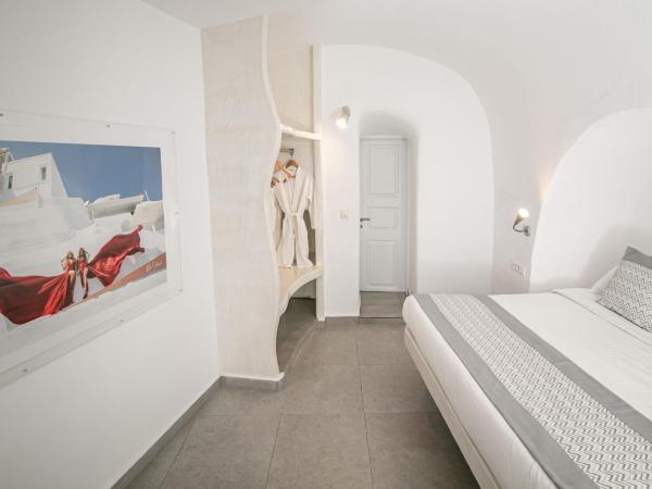 Vogue Suites : photo 3 de la chambre honeymoon cave suite with hot tub and caldera & sea view