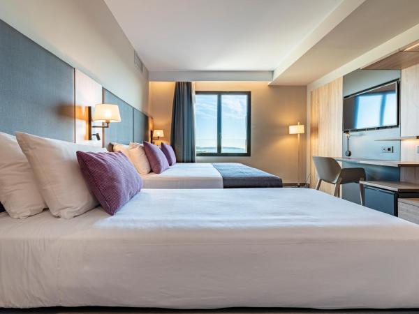 Astari : photo 1 de la chambre chambre triple avec fenêtre – vue sur jardin
