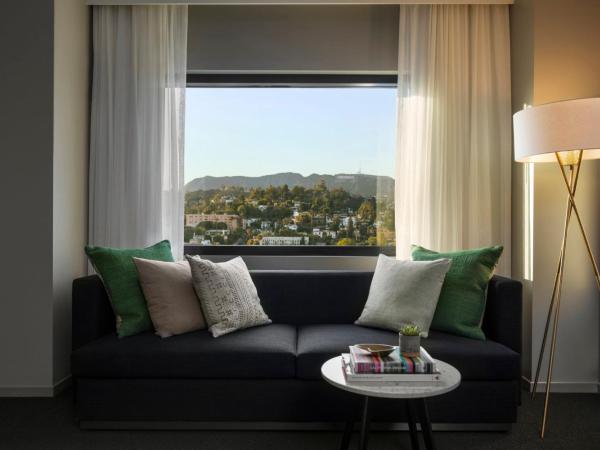 Kimpton Everly Hotel Hollywood, an IHG Hotel : photo 2 de la chambre chambre lit king-size essentielle - vue sur panneau hollywood