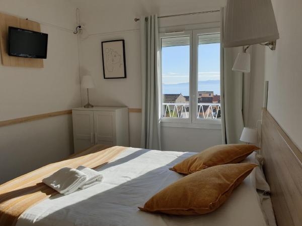 Hôtel La Petite Bohème : photo 3 de la chambre chambre lit queen-size - vue sur mer