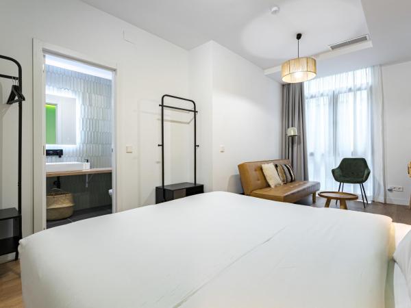 Vallecas Suites by Olala Homes : photo 6 de la chambre chambre triple