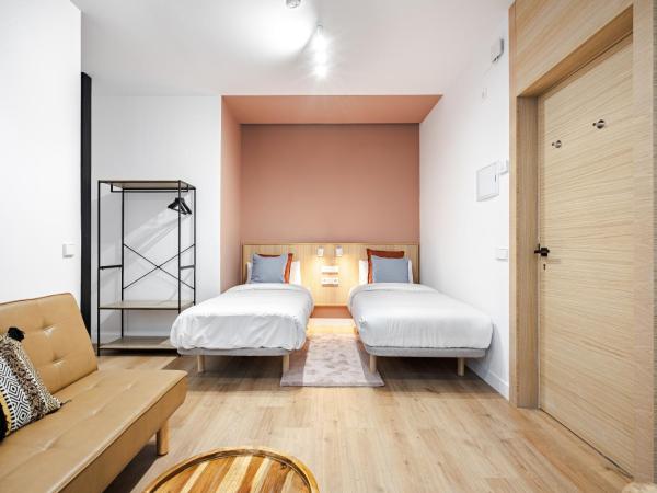 Vallecas Suites by Olala Homes : photo 7 de la chambre chambre quadruple