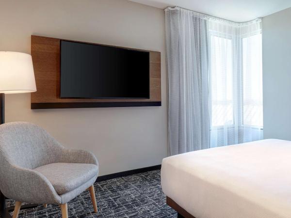 Hyatt Place Ottawa West : photo 1 de la chambre suite lit king-size avec douche accessible aux personnes à mobilité réduite - adaptée aux personnes à mobilité réduite