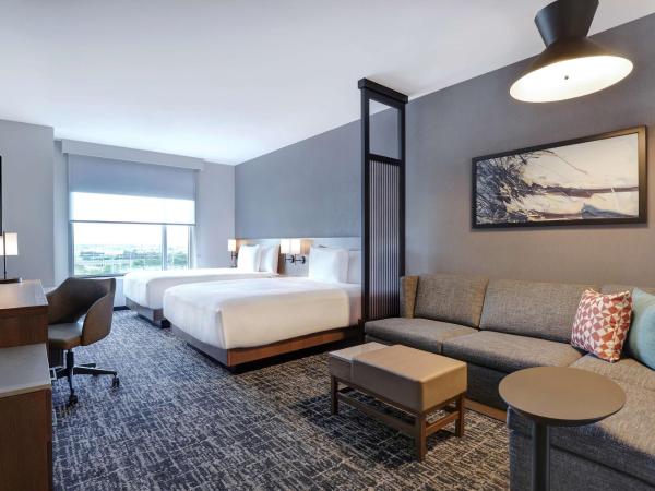 Hyatt Place Ottawa West : photo 1 de la chambre chambre avec 2 lits queen-size et canapé-lit 