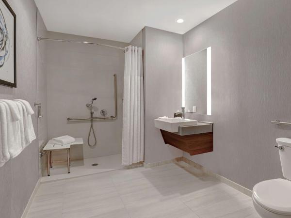 Hyatt Place Ottawa West : photo 4 de la chambre suite lit king-size avec douche accessible aux personnes à mobilité réduite - adaptée aux personnes à mobilité réduite