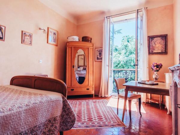 B&B en Provence- Villa Saint Marc : photo 8 de la chambre chambre double - vue sur jardin