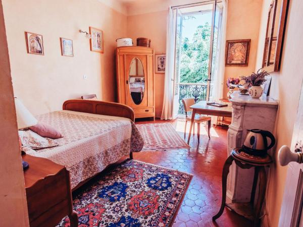 B&B en Provence- Villa Saint Marc : photo 1 de la chambre chambre double - vue sur jardin