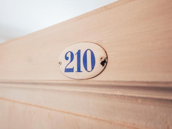 B&B en Provence- Villa Saint Marc : photo 8 de la chambre chambre double ou lits jumeaux - vue sur montagnes