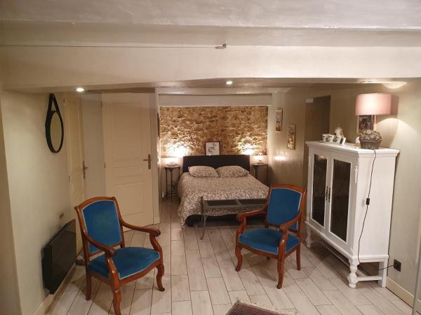 la Villa Mancelle : photo 4 de la chambre chambre triple - vue sur jardin