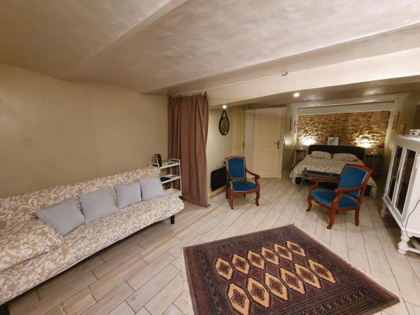 la Villa Mancelle : photo 1 de la chambre chambre triple - vue sur jardin