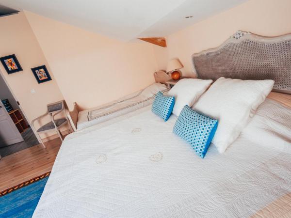 B&B en Provence- Villa Saint Marc : photo 1 de la chambre chambre familiale avec salle de bains