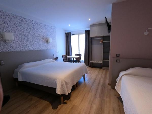 Beaune Htel : photo 1 de la chambre chambre triple - accessible aux personnes  mobilit rduite