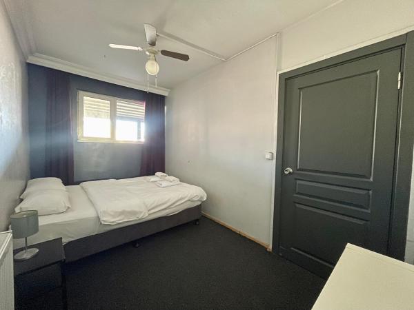 Hush Hostel Lounge : photo 3 de la chambre petite chambre simple avec salle de bains commune