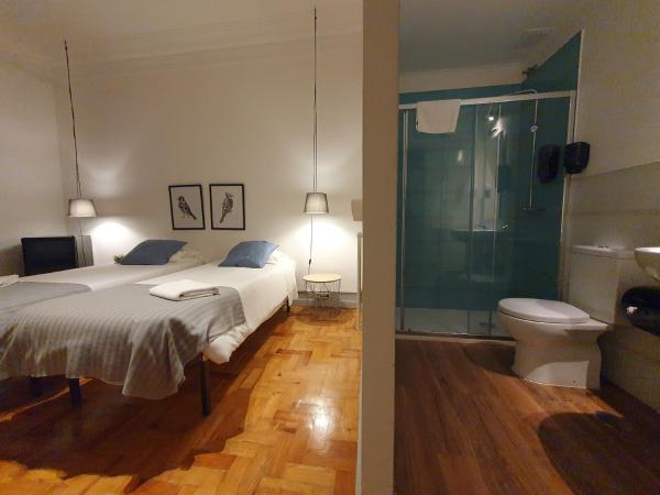 Castilho 63 Hostel & Suites : photo 2 de la chambre chambre double ou lits jumeaux avec salle de bains privative