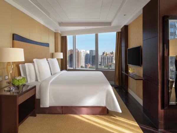 Four Seasons Hotel Beijing : photo 1 de la chambre suite lit king-size ambassadeur - vue sur ville