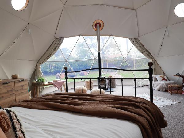 Luxury Dome with Private Wood-Fired Hot Tub : photo 2 de la chambre tente