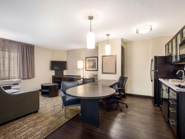 Sonesta Simply Suites Phoenix Glendale : photo 1 de la chambre suite lit queen-size 1 chambre