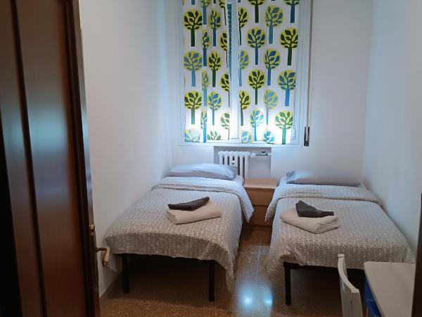 Affittacamere Pratello 97 : photo 7 de la chambre chambre lits jumeaux avec salle de bains commune