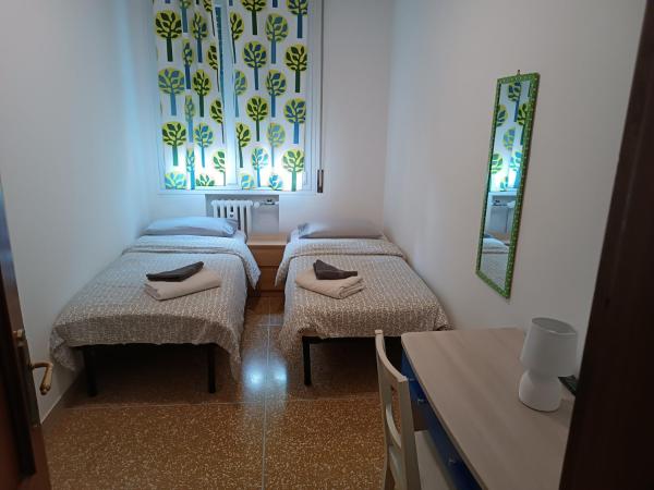 Affittacamere Pratello 97 : photo 10 de la chambre chambre lits jumeaux avec salle de bains commune