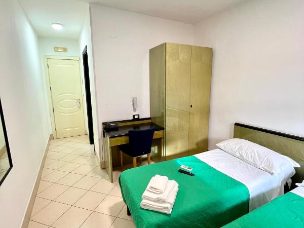 Hotel Como : photo 6 de la chambre chambre lits jumeaux