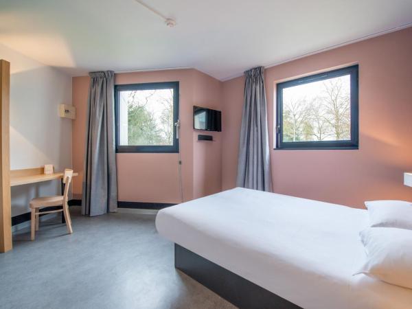 B&B HOTEL Cholet Sud : photo 1 de la chambre chambre double - accessible aux personnes à mobilité réduite 