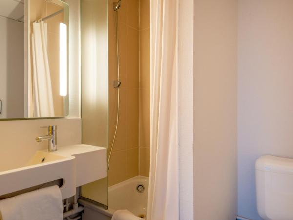 B&B HOTEL Cholet Sud : photo 8 de la chambre chambre double