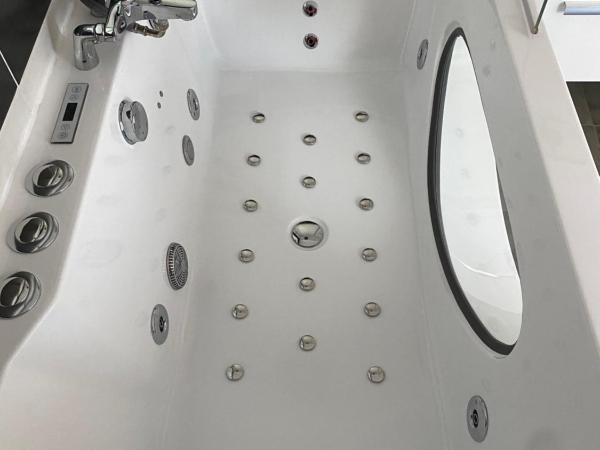 Au coin du spa : photo 10 de la chambre chambre lit king-size avec baignoire spa