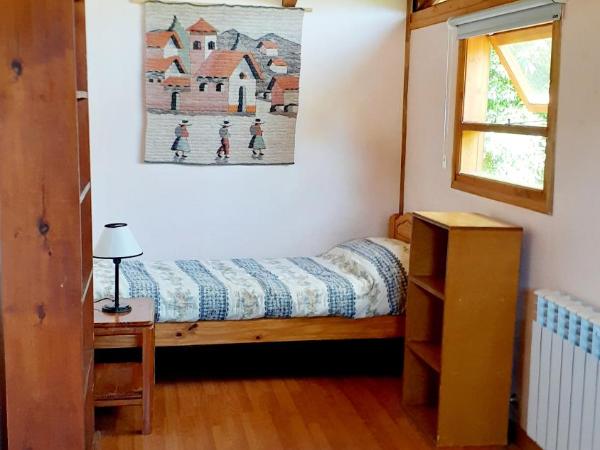 Hostel Los Coihues : photo 1 de la chambre chambre triple basique avec salle de bains commune