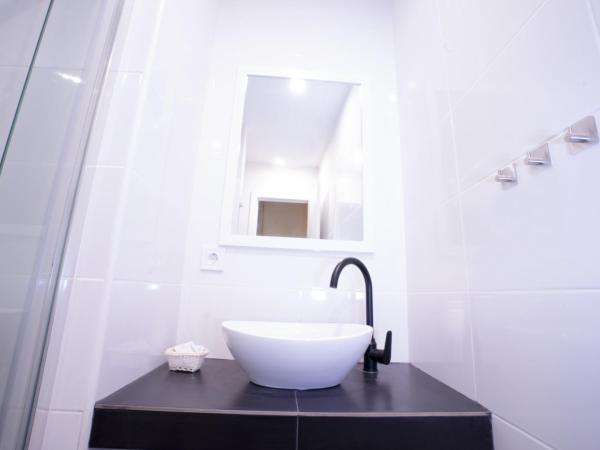 Wow Hostel Barcelona : photo 9 de la chambre chambre triple avec salle de bains privative