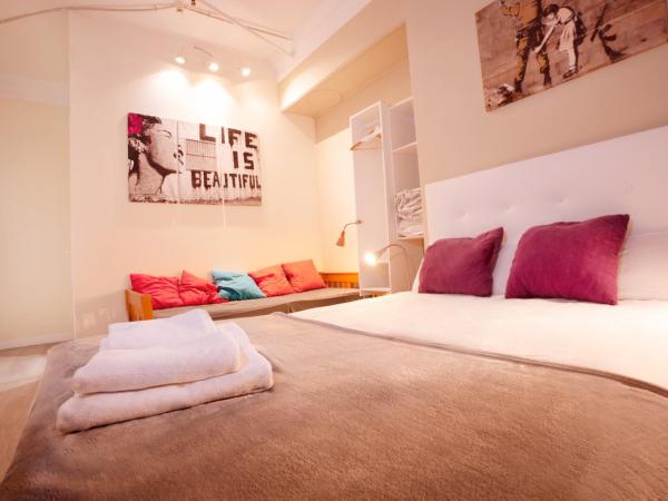 Wow Hostel Barcelona : photo 10 de la chambre chambre triple avec salle de bains privative
