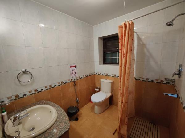 Sherpa Home Hotel : photo 3 de la chambre chambre lits jumeaux avec salle de bains commune