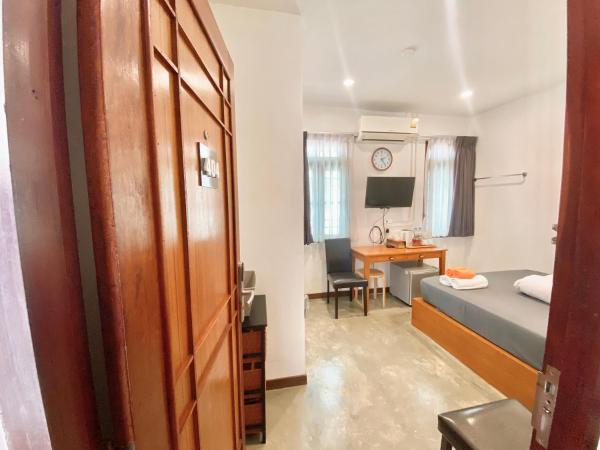 Tiny Taladnoi Hostel : photo 9 de la chambre chambre double avec salle de bains commune