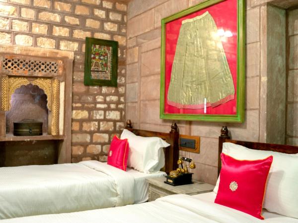 Amritara Manak Haveli, Jodhpur : photo 2 de la chambre heritage twin - free morning and evening rooftop live music on weekends and evening tea - coffee with cookies