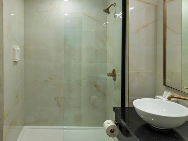 Halifax Tower Hotel & Conference Centre, Ascend Hotel Collection : photo 4 de la chambre chambre lit king-size deluxe avec douche à l'italienne - non-fumeurs