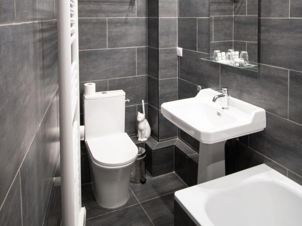 Port Royal Hotel : photo 2 de la chambre chambre double standard avec baignoire et toilettes privatives