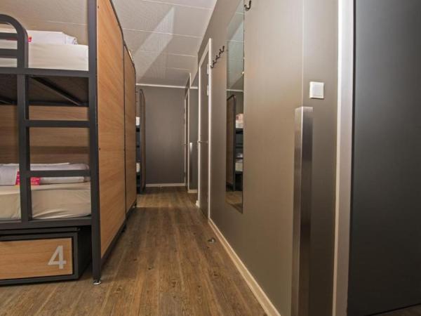 Generator Berlin Prenzlauer Berg : photo 6 de la chambre chambre 6 lits avec salle de bains privative