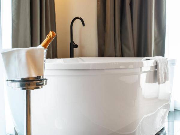 Hotel Master : photo 3 de la chambre suite lit king-size avec baignoire spa