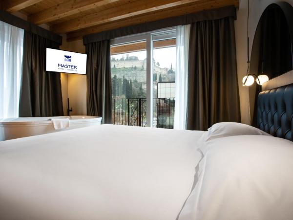 Hotel Master : photo 6 de la chambre suite lit king-size avec baignoire spa