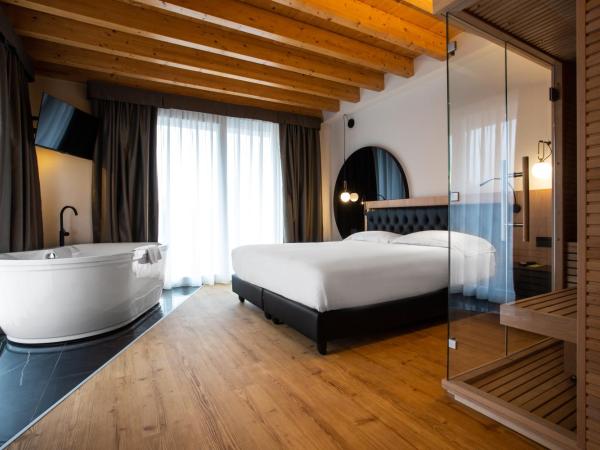 Hotel Master : photo 7 de la chambre suite lit king-size avec baignoire spa