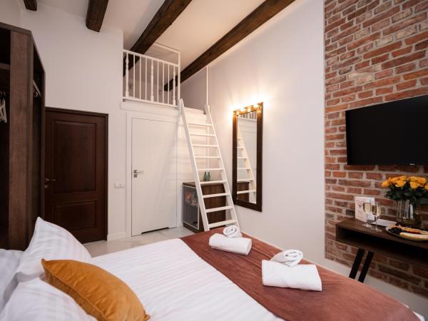 Hive Family House : photo 4 de la chambre chambre quadruple avec douche