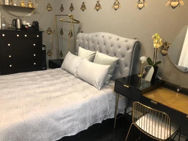 LIPPI 42 Guest House Villa with private garden : photo 4 de la chambre chambre double - vue sur jardin