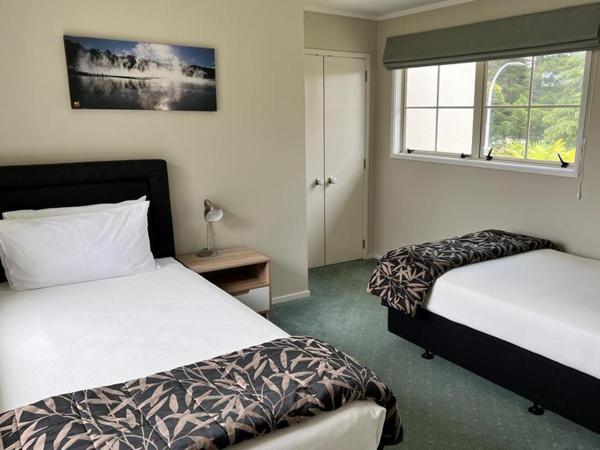 Silver Fern Rotorua Suites & Spa : photo 7 de la chambre suite familiale avec balcon
