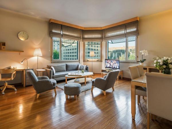 Taxim Suites Residences Istanbul : photo 1 de la chambre suite avenue - vue sur parc gezi