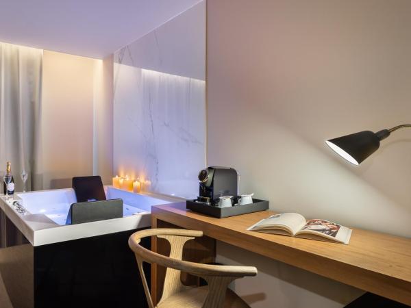 9Hotel Paquis : photo 6 de la chambre suite avec baignoire spa