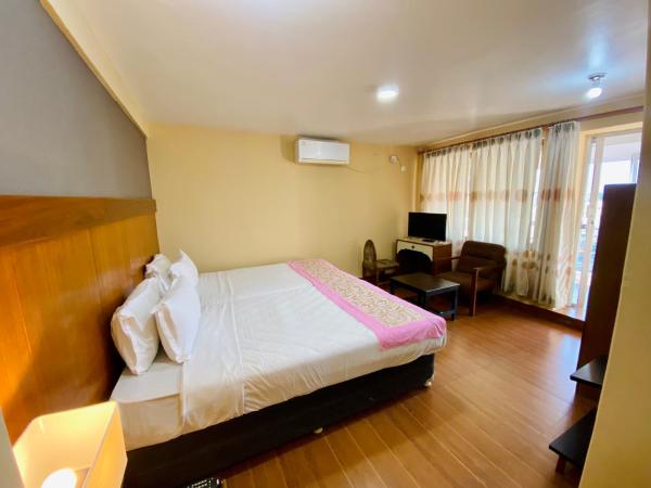 Hotel Vajra Inn & Apartments : photo 4 de la chambre suite - vue sur montagne
