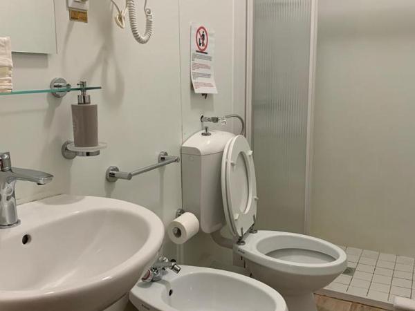 Domus La Foce Hotel Self check in : photo 4 de la chambre chambre triple avec salle de bains privative