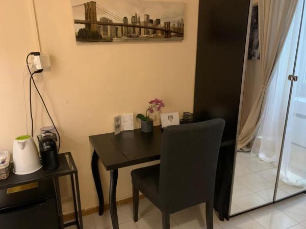 Domus La Foce Hotel Self check in : photo 3 de la chambre chambre triple avec salle de bains privative